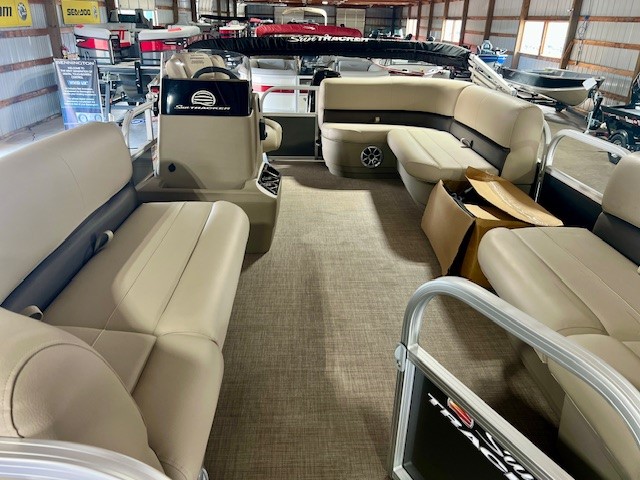2025 Sun Tracker Party Barge® 16 DLX - Photo 2